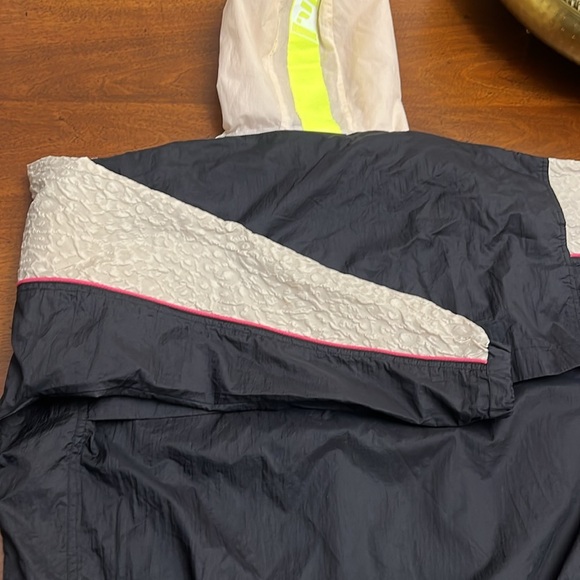 GUESS WINDBREAKER SUPER CUTE GUESS JACKET ZIPPER LIGHT WEIGHT HOODIE STYLE ZIP - Picture 9 of 15